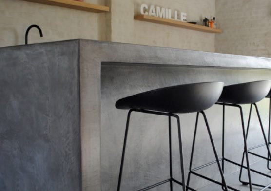 Mueble de baño y encimera revestidos con microcemento