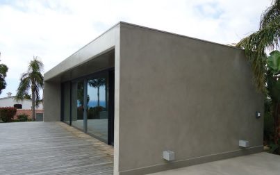 Terraza exterior con suelo de microcemento antideslizante